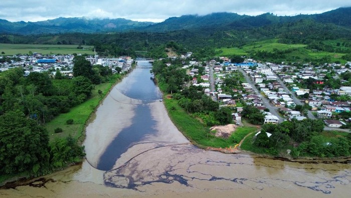 Affected residents, who were hired by Petroecuador, navigate in boats as they work to extract oil from the Viche River, following an oil spill caused by a damaged pipeline of the Ecuadorian Oil Pipeline System (SOTE), in Esmeraldas, Ecuador, March 15, 2025. REUTERS/Cristina Vega     TPX IMAGES OF THE DAY
