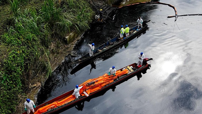 Affected residents, who were hired by Petroecuador, navigate in boats as they work to extract oil from the Viche River, following an oil spill caused by a damaged pipeline of the Ecuadorian Oil Pipeline System (SOTE), in Esmeraldas, Ecuador, March 15, 2025. REUTERS/Cristina Vega     TPX IMAGES OF THE DAY