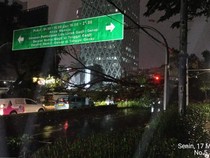 Video: Pohon Tumbang Timpa 2 Mobil di Kebon Sirih, Ada Korban Terjebak