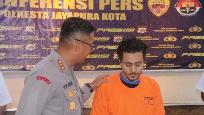 Polisi menangkap pria asal Mesir yang kedapatan membawa ganja.