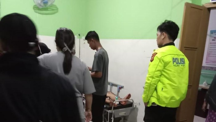 Polisi saat mengevakuasi korban kecelakaan di Jalan Nasional Palembang-Betung. Polisi saat mengevakuasi korban kecelakaan di Jalan Nasional Palembang-Betung.