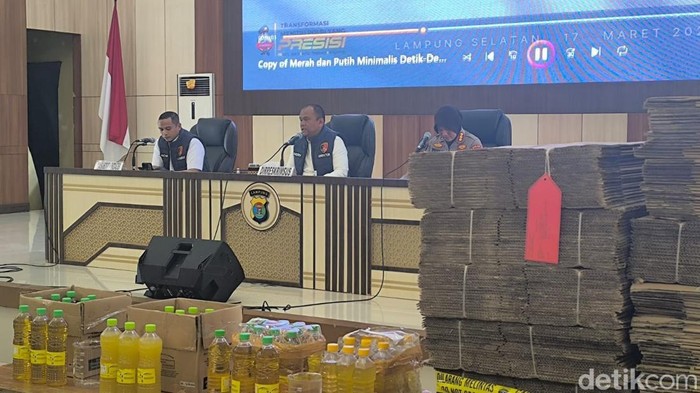 Polisi saat merilis hasil penggerebekan gudang Minyakita di Lampung.