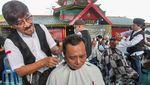 Warga Serbu Potong Rambut Massal Gratis di Surabaya