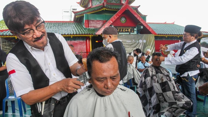 Sejumlah warga mendapatkan layanan potong rambut gratis di Masjid Muhammad Cheng Hoo, Surabaya, Jawa Timur, Senin (17/3/2025). Ratusan warga mendapatkan layanan potong rambut gratis oleh sejumlah kapster dari Ngaji Komunitas Salon Surabaya yang merupakan wujud pentingnya berbagi kepada sesama. ANTARA FOTO/Didik Suhartono/foc.