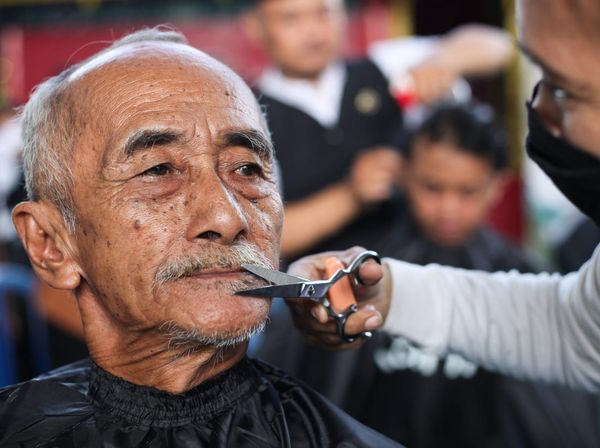 Warga Serbu Potong Rambut Massal Gratis di Surabaya