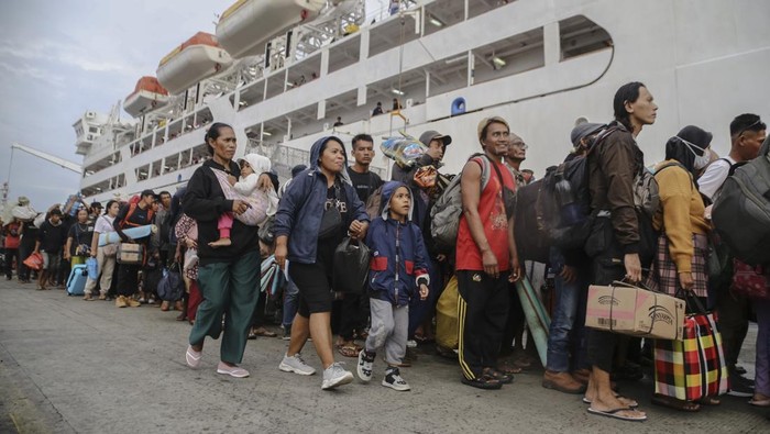 Sejumlah pemudik mengantre untuk naik ke atas Kapal Motor (KM) Doro Londa di Pelabuhan Ahmad Yani Ternate, Maluku Utara, Minggu (16/3/2025). PT Pelni Cabang Ternate mencatat jumlah penumpang pada Minggu (16/3) awal mudik menggunakan KM Doro Londatersebutsebanyak 1.100 penumpangyang berangkat dari Ternate menujuBitung, Palu dan Balikpapan, serta puncak arus mudik diperkirakan terjadi pada 23 Maret 2025.ANTARA FOTO/Andri Saputra/YU