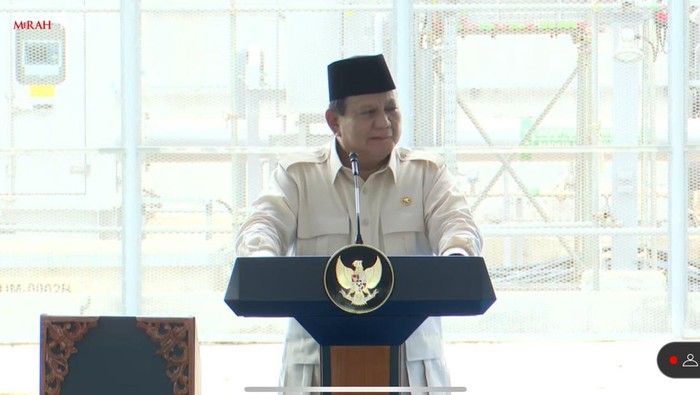 Pembangunan pabrik di kawasan industri terpadu (KIT) Batang, Jumat (17/11/2023).