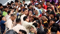 Presiden Prabowo Subianto disambut masyarakat di Stadion Gelora Delta Sidoarjo.