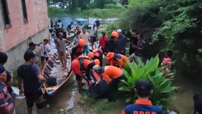 Proses evakuasi ABK jukung tenggelam di OKI.