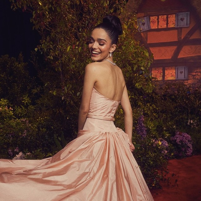 Sebelum bermain di ‘Snow White’, Rachel Zegler menuai popularitas lewat perannya sebagai Maria dalam ‘West Side Story’, sebuah film musikal drama romantis yang diadaptasi dari teater Broadway. Film menceritakan tentang cinta terlarang dan persaingan antara dua geng jalanan remaja dari etnis berbeda. Foto: Instagram/@rachelzegler