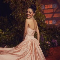 Sebelum bermain di ‘Snow White’, Rachel Zegler menuai popularitas lewat perannya sebagai Maria dalam ‘West Side Story’, sebuah film musikal drama romantis yang diadaptasi dari teater Broadway. Film menceritakan tentang cinta terlarang dan persaingan antara dua geng jalanan remaja dari etnis berbeda. Foto: Instagram/@rachelzegler