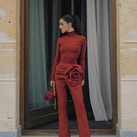 Selain akting, Rachel Zegler juga dikenal sebagai penyanyi. Dia sering membagikan cover lagu di kanal YouTube-nya sebelum terjun ke industri film. Foto: Instagram/@rachelzegler