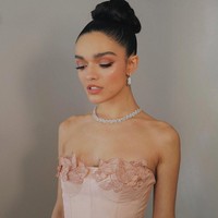 Dia menilai alur ceritanya ‘aneh, sambil merujuk pada karakter Pangeran sebagai penguntit dan menyarankan pembuatan ulang film tersebut harus menyertakan adegan bahwa setiap ciuman dalam dongeng terjadi atas dasar suka sama suka. Foto: Instagram/@rachelzegler