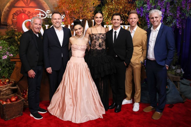Gal Gadot lebih bold dengan gaun renda hitam transparan, dilengkapi rok mini berumbai di atas rok panjang yang menjuntai.  Foto: Getty Images for Disney/Rodin Eckenroth