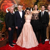 Gal Gadot lebih bold dengan gaun renda hitam transparan, dilengkapi rok mini berumbai di atas rok panjang yang menjuntai.  Foto: Getty Images for Disney/Rodin Eckenroth