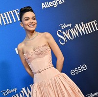 Rambutnya ditata dengan updo elegan, dipadukan aksesori berupa kalung berlian dan anting. Makeup-nya terlihat natural dengan riasan mata smoky, blush peach di pipi, serta lipstik bernuansa nude. Foto: Getty Images for Disney/Rodin Eckenroth