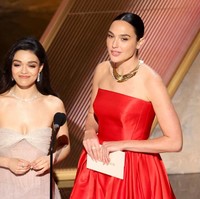 Beredar rumor bahwa hubungan Zegler dan lawan mainnya, Gal Gadot, yang memerankan Evil Queen, kurang harmonis. Terutama karena perbedaan pandangan politik mereka dan usia yang cukup jauh. Foto: Getty Images for Disney/Rodin Eckenroth