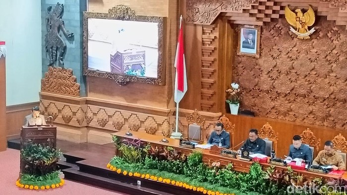 Rapat paripurna ke-7 di kantor DPRD Kota Denpasar, Senin (17/3/2025). (Ni Made Lastri Karsiani Putri-detikBali)