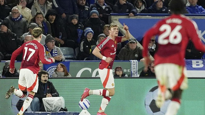 Manchester Uniteds Rasmus Hojlund (centre) celebrates with team-mates after scoring his sides first goal during the English Premier League soccer match between Leicester City and Manchester United, at the King Power Stadium, Leicester, England, Sunday March 16, 2025. (Martin Rickett/PA via AP)