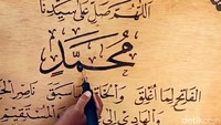 Rizal menggunakan solder dengan dua jarum bengkok di ujungnya untuk menggores papan kayu, menciptakan efek bakar khas pyrography. Teknik ini memerlukan keterampilan tinggi agar hasilnya rapi dan estetis.