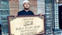 Harga satu karya kaligrafi lukis bakar berkisar antara Rp 150.000 hingga Rp 200.000, tergantung tingkat kesulitannya. Dengan banyaknya permintaan, Rizal mampu meraup penghasilan hingga Rp 5 juta dari usahanya.