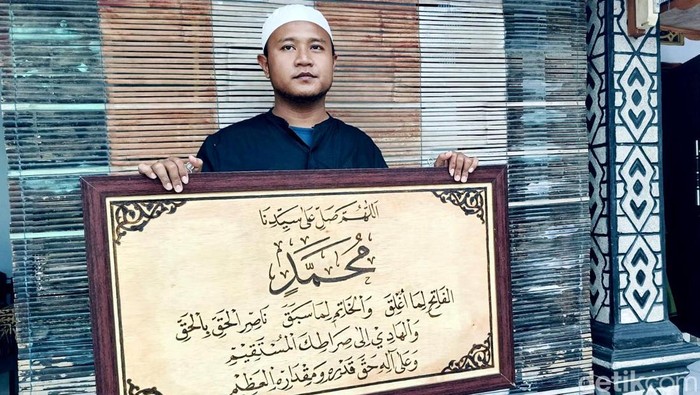 Raup Cuan Jutaan Rupiah dari Pembuatan Kaligrafi Lukis Bakar Raup Cuan Jutaan Rupiah dari Pembuatan Kaligrafi Lukis Bakar