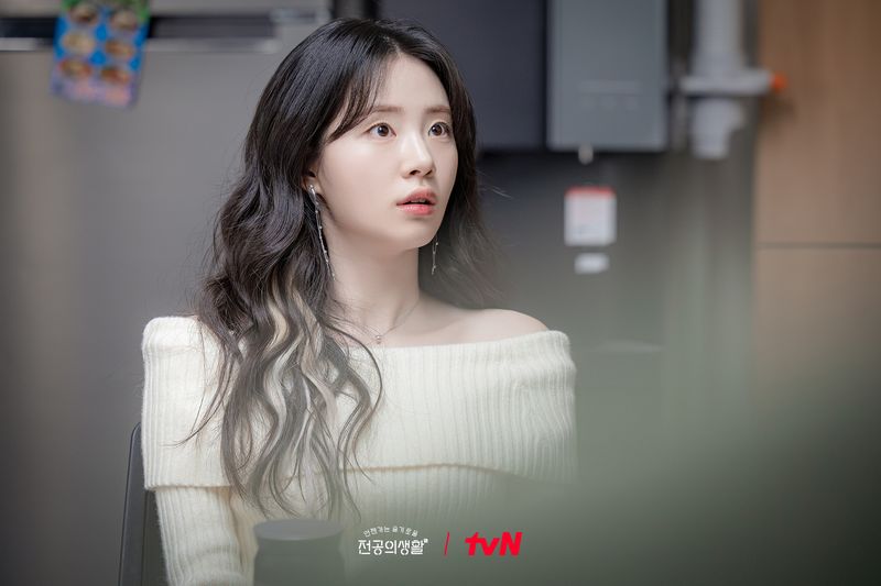 Shin Si Ah memerankan Pyo Nam Kyung di drama Korea Resident Playbook. Drakor ini akan tayang di tvN dan Netflix mulai 12 April 2025.