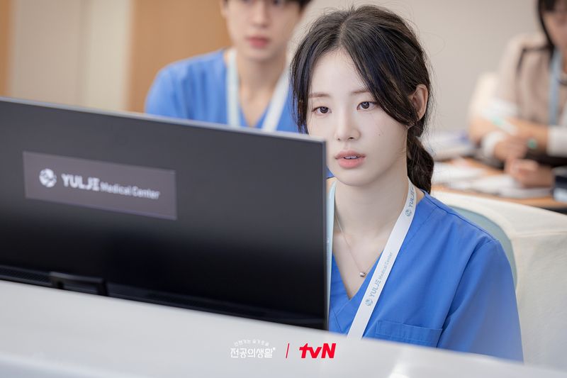 Shin Si Ah memerankan Pyo Nam Kyung di drama Korea Resident Playbook. Drakor ini akan tayang di tvN dan Netflix mulai 12 April 2025.
