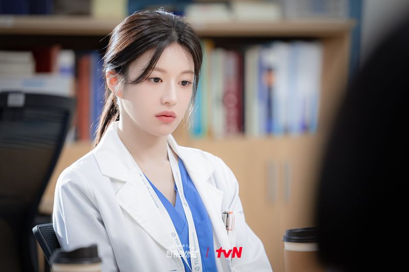 Go Young Jung sebagai Oh Yi Young di drama Korea Resident Playbook, tayang di tvN dan Netflix mulai 12 April 2025.