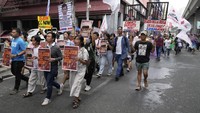 Sebelum ditangkap, Duterte memang sedang mencalonkan diri menjadi wali kota Davao untuk masa jabatan kedua. Duterte telah ditahan di ICC pada Rabu (12/3) usai ditangkap di Bandara Internasional Manila setibanya dari Hong Kong.