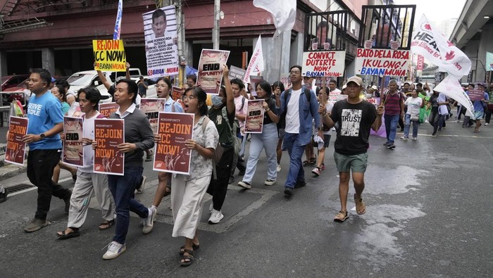 Ribuan warga Filipina menggelar unjuk rasa di Manila, Filipina. Aksi ini dilakukan untuk mendesak pembebasan eks Presiden Rodrigo Duterte.