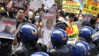 Ribuan warga melakukan demonstrasi untuk meminta agar Duterte dibebaskan dari penjara Mahkamah Pidana Internasional (ICC).