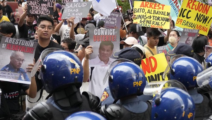 Ribuan warga Filipina menggelar unjuk rasa di Manila, Filipina. Aksi ini dilakukan untuk mendesak pembebasan eks Presiden Rodrigo Duterte.