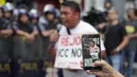Duterte saat ini sedang ditahan di Pusat Penahanan ICC di Den Haag, Belanda, untuk diadili atas dugaan kejahatan terhadap kemanusiaan dalam operasi antinarkoba di masa pemerintahannya. Operasi itu diyakini menewaskan sekitar 30 ribu orang, menurut catatan kelompok hak asasi manusia.