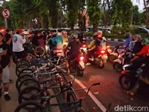 Puluhan Riders BMX Bagi Takjil Sembari Unjuk Gigi di Surabaya