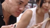 Di akun Instagram keduanya, Nana dan Andrew selalu tampil romantis. Termasuk ketika kulineran di berbagai negara. Foto: Instagran Nana Mirdad/Andrew White