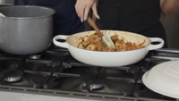 Kalau sedang di rumah, Nana dan Andrew banyak menghabiskan waktu luang mereka dengan masak berbagai jenis makanan di dapur. Foto: Instagran Nana Mirdad/Andrew White
