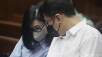 Ronald langsung menghampiri ibunya, Meirizka Widjaja saat memasuki ruang sidang.  
