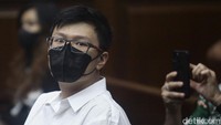 Dalam kasus ini, jaksa mendakwa tiga hakim PN Surabaya menerima suap Rp 1 miliar dan SGD 308 ribu atau setara Rp 3,6 miliar terkait vonis bebas Ronald Tannur atas kematian kekasihnya, Dini Sera Afrianti. Ketiga hakim itu ialah Erintuah Damanik, Heru Hanindyo, dan Mangapul.  