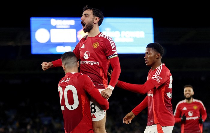 Soccer Football - Premier League - Leicester City v Manchester United - King Power Stadium, Leicester, Britain - March 16, 2025 Manchester Uniteds Bruno Fernandes celebrates scoring their third goal with Diogo Dalot REUTERS/Chris Radburn EDITORIAL USE ONLY. NO USE WITH UNAUTHORIZED AUDIO, VIDEO, DATA, FIXTURE LISTS, CLUB/LEAGUE LOGOS OR LIVE SERVICES. ONLINE IN-MATCH USE LIMITED TO 120 IMAGES, NO VIDEO EMULATION. NO USE IN BETTING, GAMES OR SINGLE CLUB/LEAGUE/PLAYER PUBLICATIONS. PLEASE CONTACT YOUR ACCOUNT REPRESENTATIVE FOR FURTHER DETAILS..     TPX IMAGES OF THE DAY