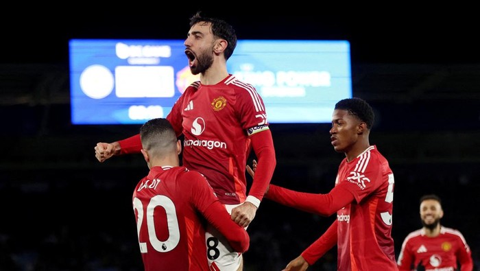 Soccer Football - Premier League - Leicester City v Manchester United - King Power Stadium, Leicester, Britain - March 16, 2025 Manchester Uniteds Bruno Fernandes celebrates scoring their third goal with Diogo Dalot REUTERS/Chris Radburn EDITORIAL USE ONLY. NO USE WITH UNAUTHORIZED AUDIO, VIDEO, DATA, FIXTURE LISTS, CLUB/LEAGUE LOGOS OR LIVE SERVICES. ONLINE IN-MATCH USE LIMITED TO 120 IMAGES, NO VIDEO EMULATION. NO USE IN BETTING, GAMES OR SINGLE CLUB/LEAGUE/PLAYER PUBLICATIONS. PLEASE CONTACT YOUR ACCOUNT REPRESENTATIVE FOR FURTHER DETAILS..     TPX IMAGES OF THE DAY