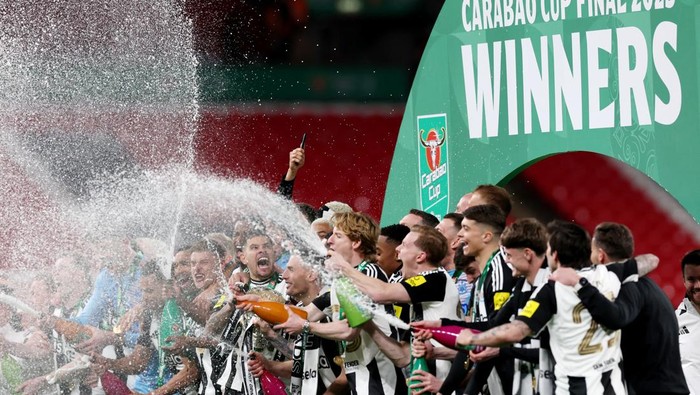 Soccer Football - Carabao Cup - Final - Liverpool v Newcastle United - Wembley Stadium, London, Britain - March 16, 2025 Newcastle Uniteds Bruno Guimaraes celebrates with teammates after winning the Carabao Cup Action Images via Reuters/Paul Childs EDITORIAL USE ONLY. NO USE WITH UNAUTHORIZED AUDIO, VIDEO, DATA, FIXTURE LISTS, CLUB/LEAGUE LOGOS OR LIVE SERVICES. ONLINE IN-MATCH USE LIMITED TO 120 IMAGES, NO VIDEO EMULATION. NO USE IN BETTING, GAMES OR SINGLE CLUB/LEAGUE/PLAYER PUBLICATIONS. PLEASE CONTACT YOUR ACCOUNT REPRESENTATIVE FOR FURTHER DETAILS..