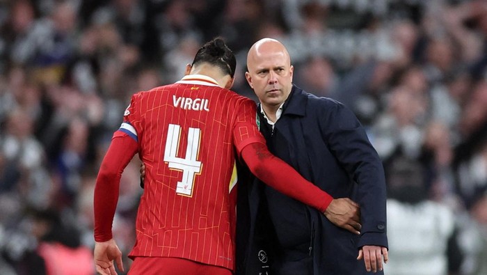 Soccer Football - Carabao Cup - Final - Liverpool v Newcastle United - Wembley Stadium, London, Britain - March 16, 2025 Liverpools Virgil van Dijk and manager Arne Slot look dejected after the match REUTERS/David Klein EDITORIAL USE ONLY. NO USE WITH UNAUTHORIZED AUDIO, VIDEO, DATA, FIXTURE LISTS, CLUB/LEAGUE LOGOS OR LIVE SERVICES. ONLINE IN-MATCH USE LIMITED TO 120 IMAGES, NO VIDEO EMULATION. NO USE IN BETTING, GAMES OR SINGLE CLUB/LEAGUE/PLAYER PUBLICATIONS. PLEASE CONTACT YOUR ACCOUNT REPRESENTATIVE FOR FURTHER DETAILS..