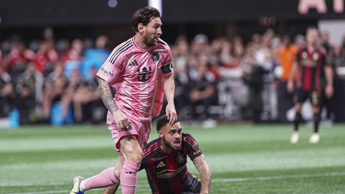 Mar 16, 2025; Atlanta, Georgia, USA; Inter Miami forward Lionel Messi (10) gets behind Atlanta United defender Derrick Williams (3) to score a goal during the first half at Mercedes-Benz Stadium. Mandatory Credit: Dale Zanine-Imagn Images