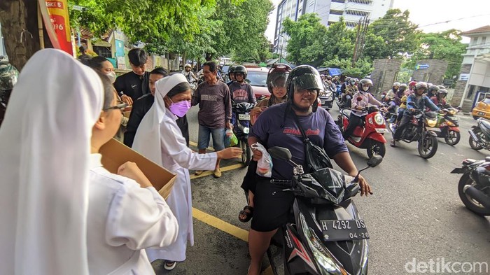 Suasana bagi-bagi takjil lintas agama di Semarang, Senin (17/3/2025).
