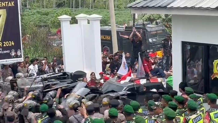 Tangkap layar video aksi demo PSU Pesawaran di Lampung yang berakhir ricuh.