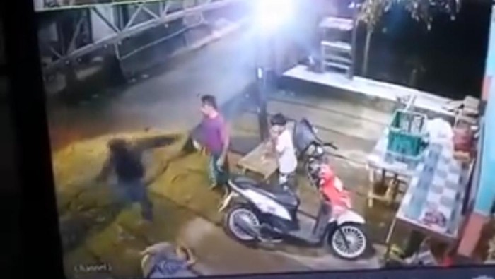 Tangkapan layar video CCTV seorang ayah menganiaya anak kandungnya menggunakan senjata tajam yang viral di media sosial.
