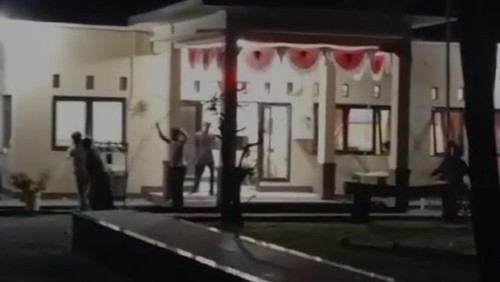 Tangkapan layar video massa serang Polsek Kayangan, Lombok Utara, Senin (17/3/2025) malam. (Istimewa)