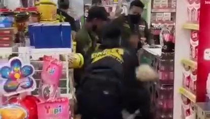 Tangkapan layar video pengeroyokan jukir di Bandung