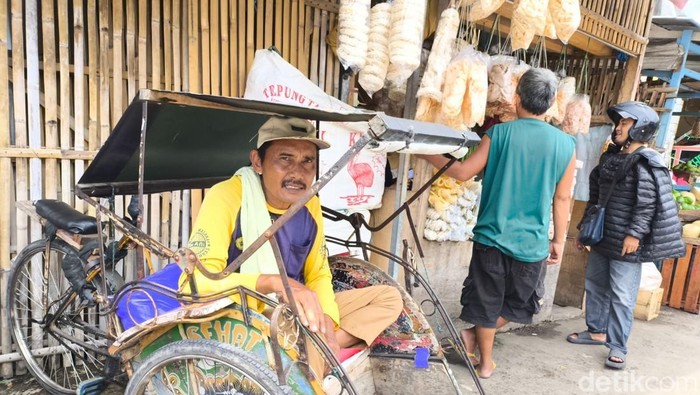 Tanil, tukang becak yang mangkal di Perumnas Cirebon.